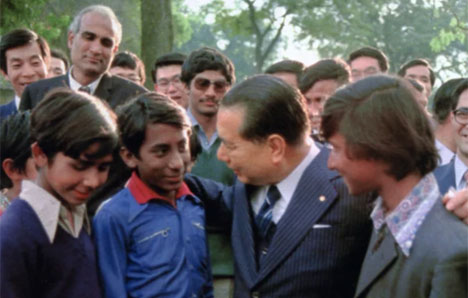 SGI President Ikeda with children